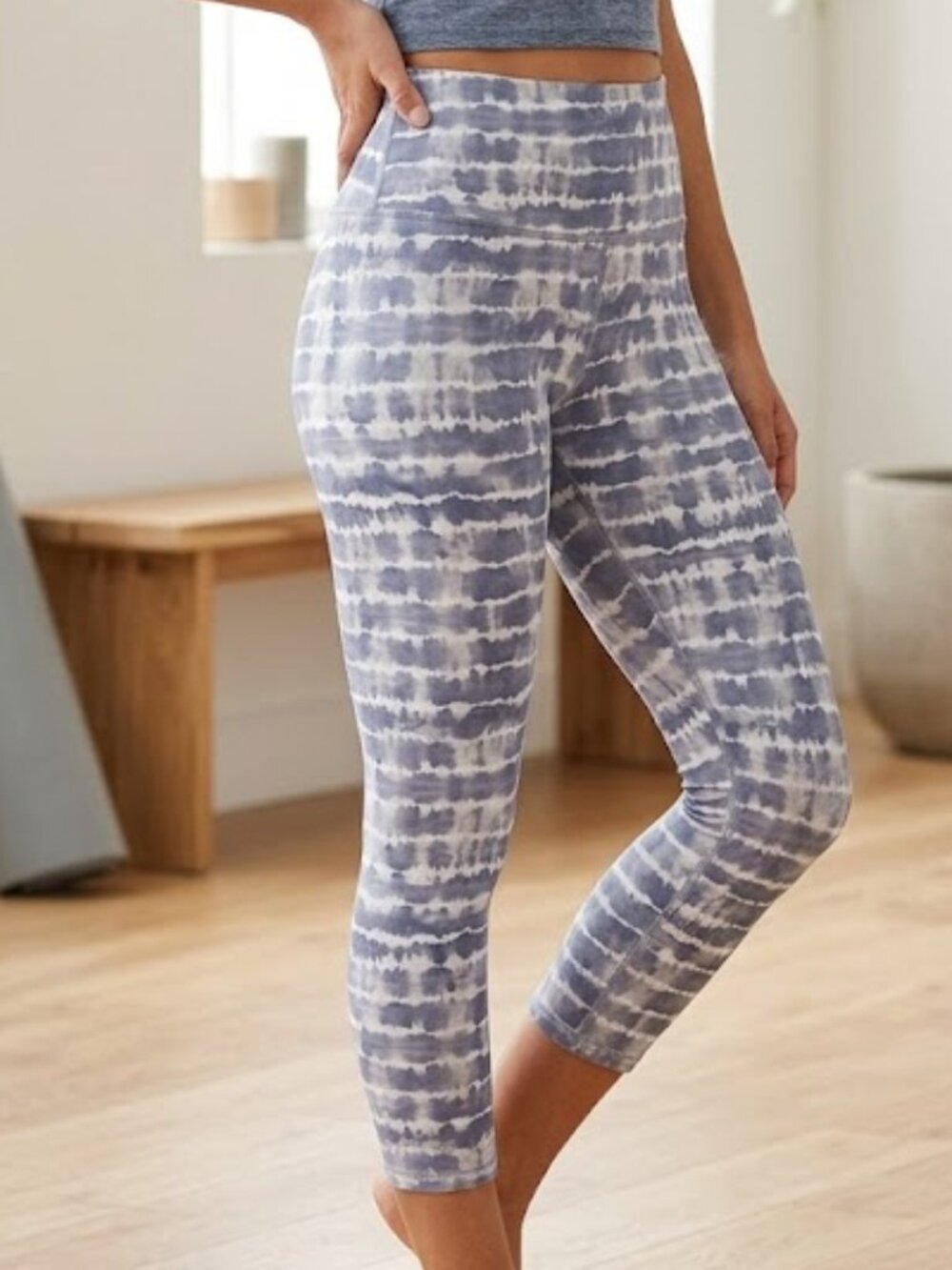 Athleta Womens Medium Salutation Elation Capri Leggings Blue Tie Dye Striped